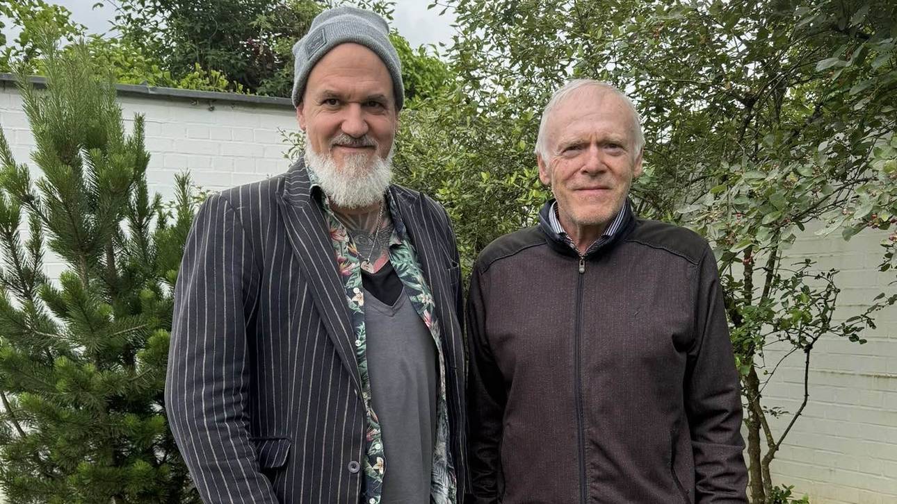 Hermann Gerland (r.) empfängt SPORT1-Reporter Reinhard Franke bei sich zuhause