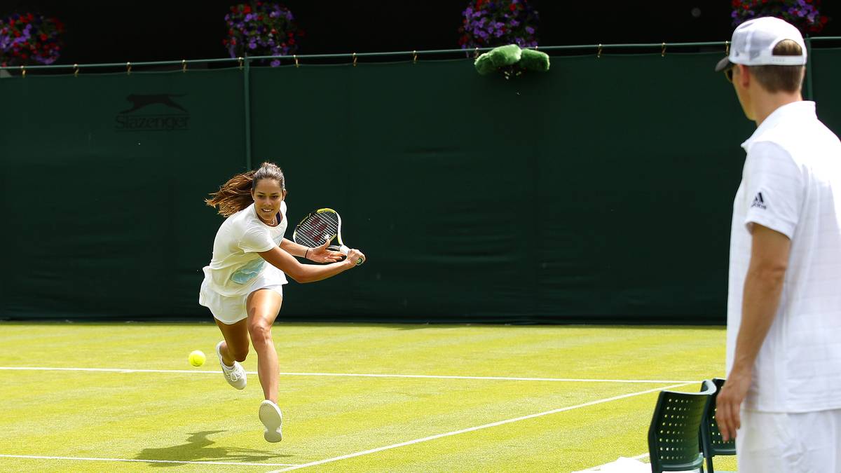 Sonst steht der Fußball-Star immer auf dem Feld im Blickpunkt, doch in Wimbledon rückt Schweinsteiger ein wenig in den Hintergrund und nimmt seine Rolle als Unterstützer an