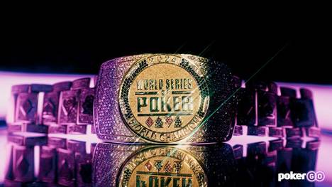 Die World Series of Poker eilt von Rekord zu Rekord. Schon 2023 strömten mehr Pokerspieler an die Tische im Horseshoe Casino als in den Jahren zuvor. Selbst die Zahlen aus den Boomjahren 2006 und 2007 wurden übertroffen. Und die WSOP 2024 setzt diesen Trend unvermindert fort. Dazu wird auch der Turnierkalender erweitert. 99 mal werden die legendären Bracelets innerhalb von sieben Wochen vergeben. Wir zeigen die Highlights der WSOP 2024 so ausführlich wie nie zuvor. Ob die „Jedermann-Events“ mit niedrigerem Buy-In, die High Roller Dramen der Top-Profis, die Spezialisten-WM bei der Poker Players Championship und natürlich das Rekord-Main Event. Live-Poker ist so populär wie nie zuvor. Hier erleben sie die Millionen schweren Höhepunkte dieses einzigartigen Pokerevents in Las Vegas.