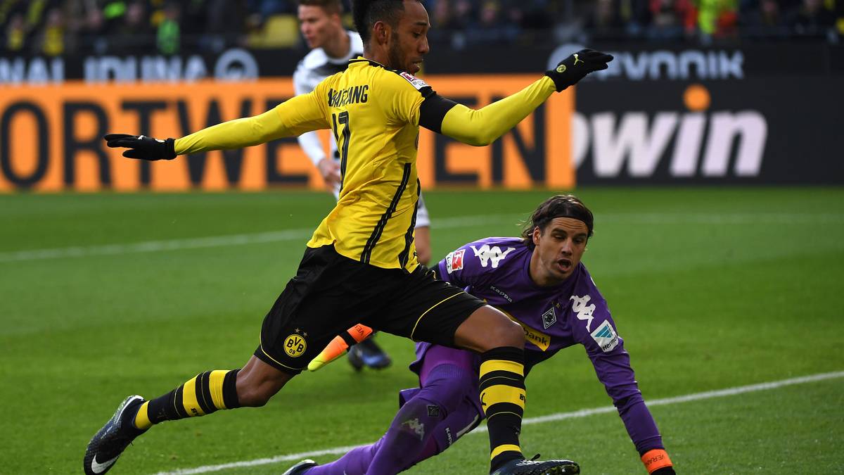 Nach der Ruhe folgt sogleich der Sturm: In Dortmund hat Pierre-Emerick Aubameyang nach vier Minuten die erste Chance, aber Yann Sommer verkürzt geschickt den Winkel
