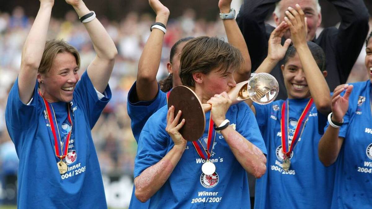 Ariane Hingst küsst die Trophäe: Turbine Potsdam gewinnt 2005 den UEFA Women's Cup, die damalige Champions League