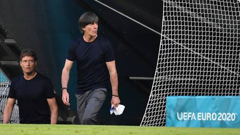 Joachim Löw hat sich gegen Frankreich für eine Dreierkette entschieden. Bleibt es gegen Portugal dabei? Viel spricht dafür, dass Joachim Löw auf vier Verteidiger setzt.