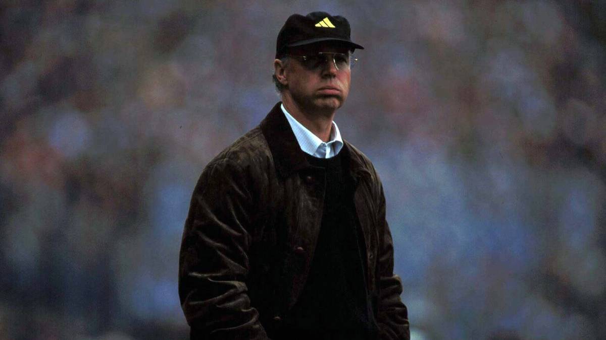 So viel Spaß wie während seiner ersten Rettungsaktion hatte er aber nicht. Die Mannschaft spielte weiter eher uninspiriert, in der Liga blieb man Zweiter hinter Dortmund. Immerhin gewannen Franz und die Bayern aber nach zwei Finalspielen gegen Girondins Bordeaux zum ersten und einzigen Mal den UEFA-Cup. Beckenbauer bedankte sich bei der Festrede auch bei Rehhagel.  Nachtragend scheint der nicht zu sein. "Wenn er erklärt, dass der Ball eckig ist, dann glauben ihm das alle", erklärte Rehhagel nun.