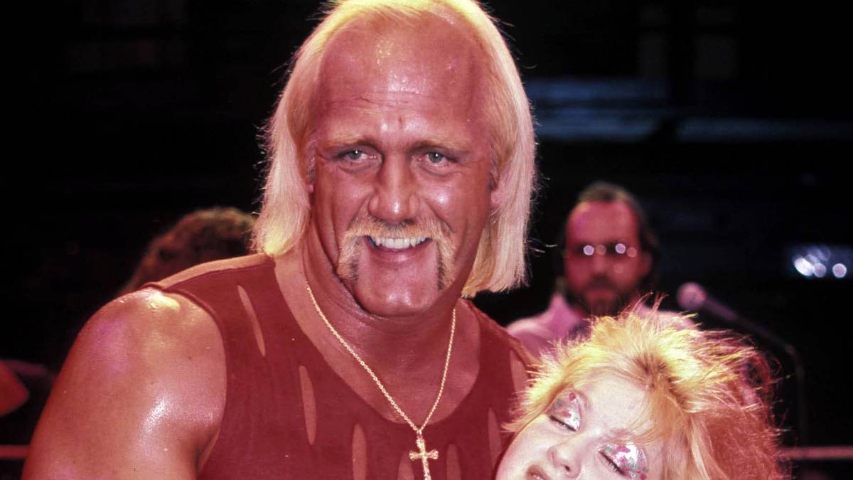 Auch sie war hin und weg: Popstar Cyndi Lauper ("Girls just want to have fun") half auch bei der Cross-Promotion, trat mit Hogan in der WWF auf und nahm ihn im Gegenzug mit zur Grammy-Verleihung. Die "Rock 'n' Wrestling Connection" funktionierte