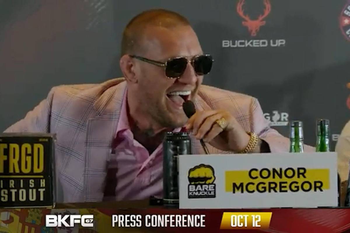 Conor McGregor fand es lustig, wie ein Journalist den irischen MMA-Kämpfer nachahmte.