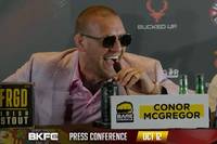 Conor McGregor fand es lustig, wie ein Journalist den irischen MMA-Kämpfer nachahmte.