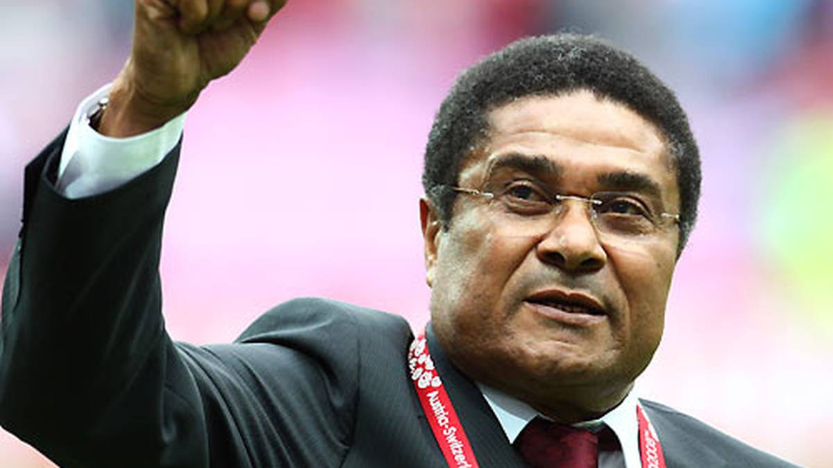 PLATZ 13: EUSEBIO - Der "schwarze Panther" aus Portugal versetzte in den Sechzigern und Siebzigern die Abwehrreihen in Angst und Schrecken: 317 Tore in 301 Spielen mit Benfica, Europapokalsieger der Landesmeister 1962, WM-Torschützenkönig 1966