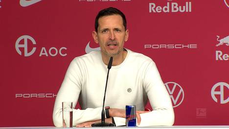 Eintracht-Trainer Dino Toppmöller spricht auf der Pressekonferenz über die Debütanten Donny van de Beek und Sasa Kalajdzic.