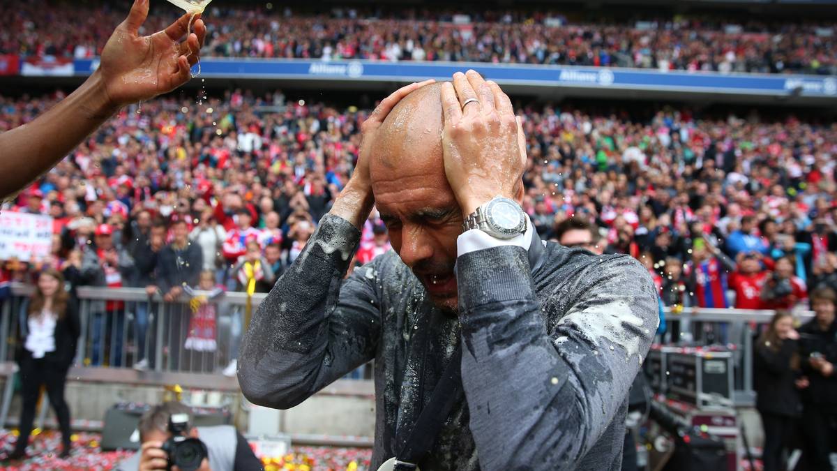 Der versucht zunächst, sich zu verstecken - vergeblich. Jerome Boateng erwischt den Meister-Coach...