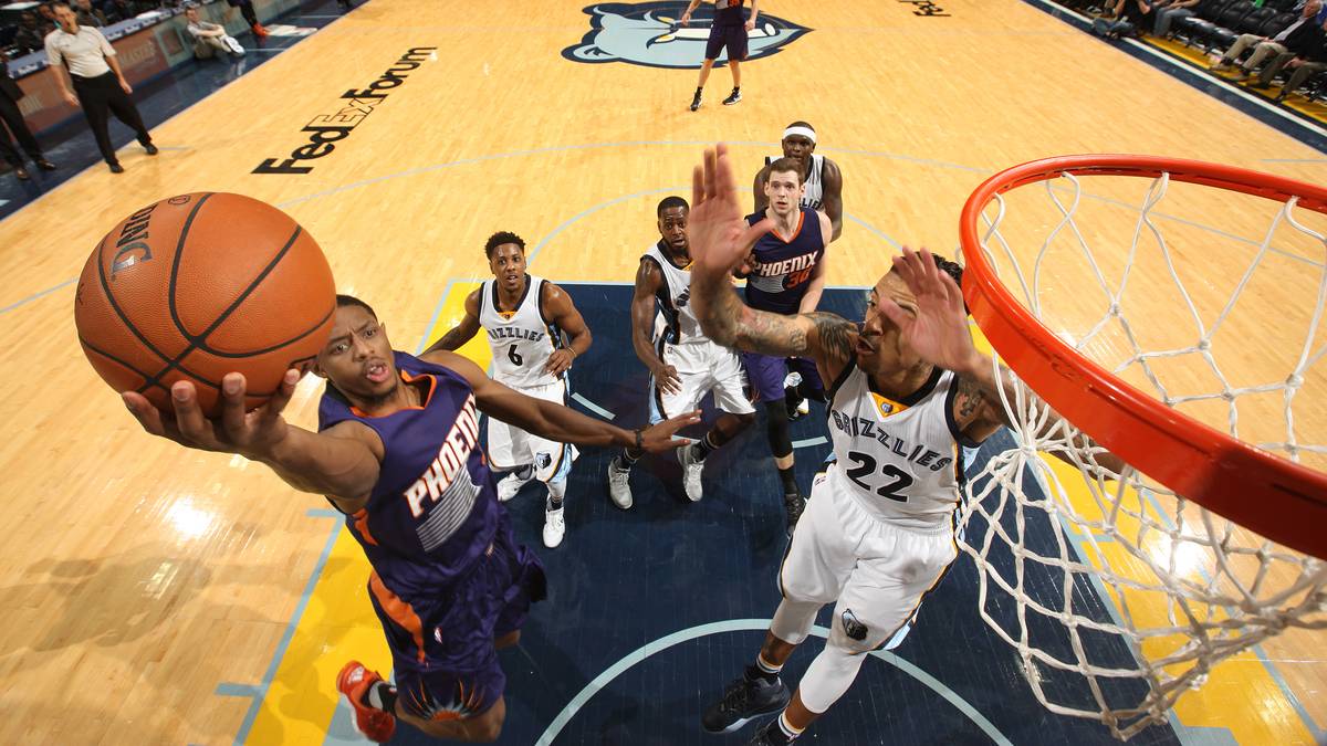 Einen packenden Fight liefern sich die Memphis Grizzlies und die Phoenix Suns. Hier zieht Suns-Guard Brandon Knight energisch zum Korb