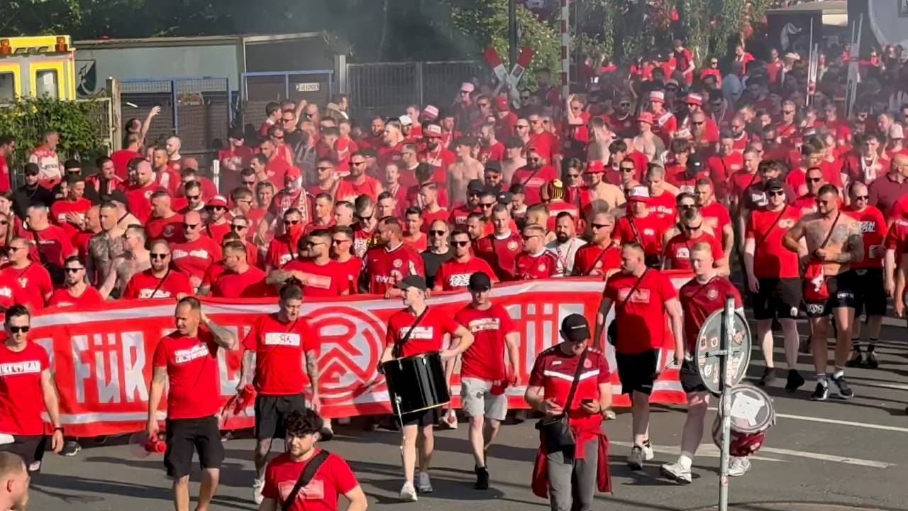 Mega-Fanmarsch! Eine Stadt im Ausnahmezustand
