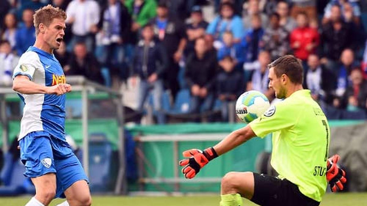 Zweimal überwindet Terodde den schwachen Stuttgarter Keeper Sven Ulreich...