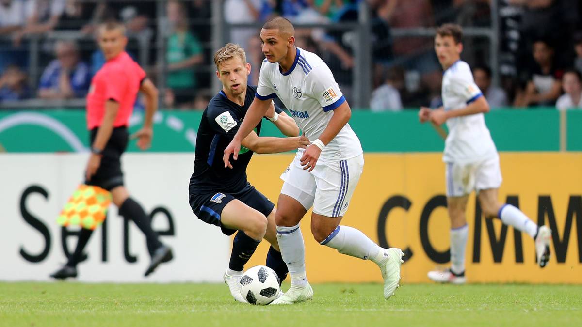 Im Finale setzen sich die Berliner dann unter anderem dank des Treffers von ARNE MAIER (l.) 3:1 gegen den FC Schalke 04 durch. Das einzige Tor der jungen "Knappen" erzielt AHMED KUTUCU (r.), der auch schon im Halbfinale gegen die TSG Hoffenheim erfolgreich ist