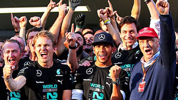 MERCEDES: 16 Siege, 18 Poles, 31 Podest-Platzierungen, WM Titel bei den Konstrukteuren und Fahrern - viel mehr geht nicht. Die hauseigene Technik bringt eine verblüffende Dominanz, die Fahrer liefern erstklassige Leistungen. Lewis Hamilton ist am Ende zu Recht Weltmeister. Er hat den Killerinstinkt, der Nico Rosberg ein bisschen fehlt