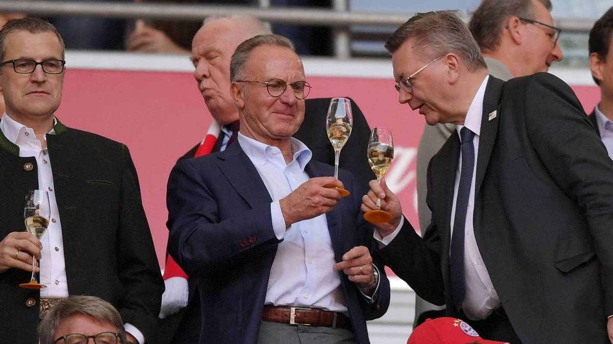 Karl-Heinz Rummenigge (Mitte) und Reinhard Grindel (rechts) schauen im Mai 2018 gemeinsam ein Heimspiel des FC Bayern