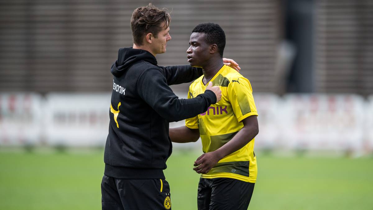 "Youssoufa ist ein klasse Junge und es macht jeden Tag Spaß, mit ihm zu arbeiten. Aber auch bei ihm gibt es noch Dinge, die verbessert werden müssen", sagt Dortmunds Trainer Sebastian Geppert