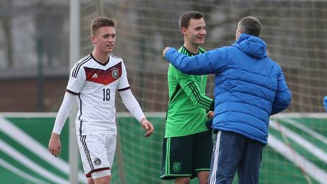 Bundestrainer Christian Wück (r.) gratuliert Keeper Constantin Frommann (M.)