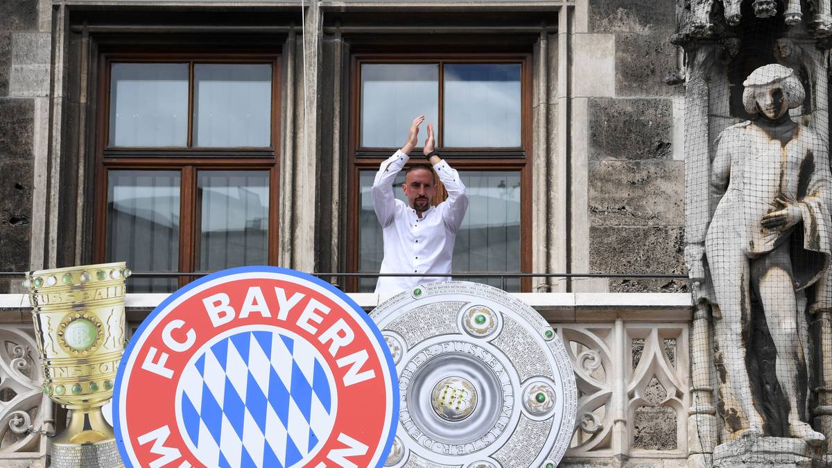 SÜDDEUTSCHE ZEITUNG: Ribéry lässt Herzen in Florenz höher schlagen. Er war noch nicht angekommen, da nannten sie ihn schon "Franck il Magnifico". Der Prächtige, wie weiland Lorenzo de' Medici, der große Florentiner Staatsmann der Renaissance.