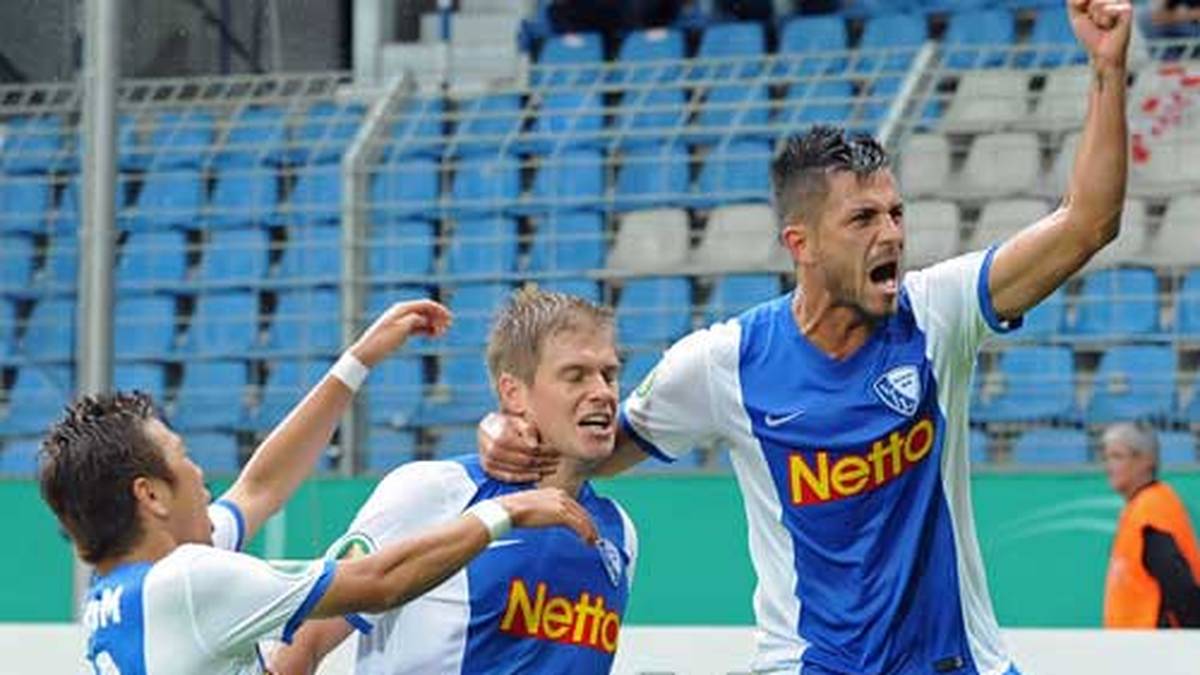 ...und der sitzt. Danach dreht Terodde jubelnd ab und lässt sich von seinen Mannschaftskollegen feiern