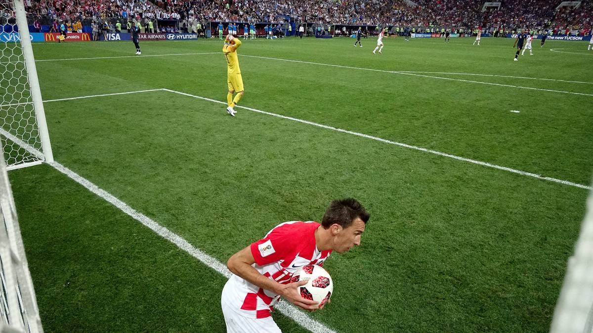 Doch als Lloris das Gleiche gegen Mario Mandzukic probiert, geht es komplett schief. Der Eigentorschütze muss nur seinen Fuß ausstrecken und verkürzt auf 2:4 in der 69. Minute