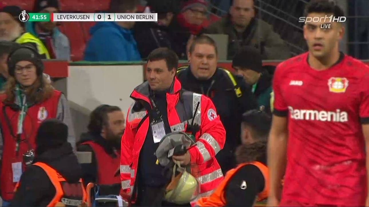 Notärztliche Helfern kehren von einem Einsatz auf der Tribüne der BayArena zurück