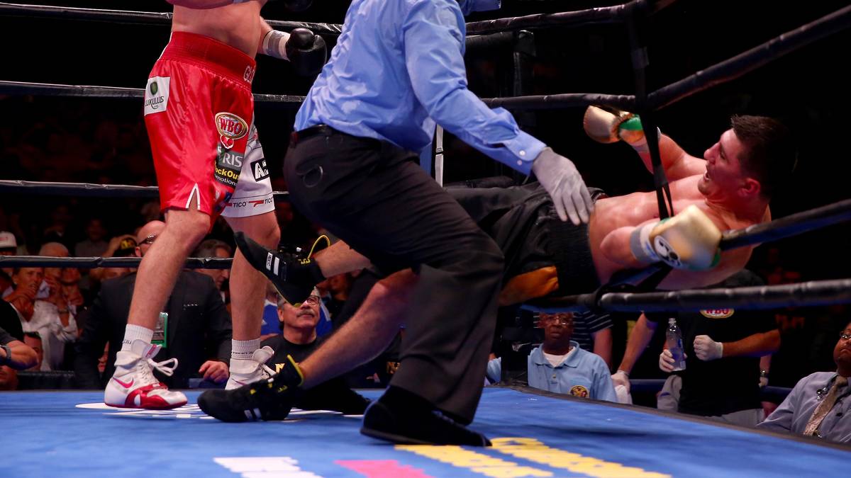 Huck hat den Angriffen nichts mehr entgegenzusetzen, landet am Ende in den Seilen und verliert durch technischen K.o. in der elften Runde