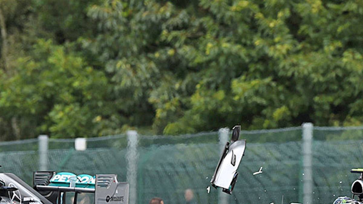 Der "Krieg der Sterne" ist endgültig entfacht, schreibt die internationale Presse nach dem Rennen in Spa unisono. WM-Spitzenreiter Rosberg schlitzt bei einem unnötigen Überholmanöver Hamilton den Hinterreifen auf und zerstört damit das Rennen seines größten Konkurrenten um den Titel. Hinterher wird heftig gezangt. Mercedescgef Toto Wolff und Aufsichtsratschef Niki Lauda geben Rosberg öffentlich die Schuld und tadeln ihn für sein Manöver. Es herrscht gefühlte Eiszeit in dem Rennstall, der die Weltmeisterschaft dominiert