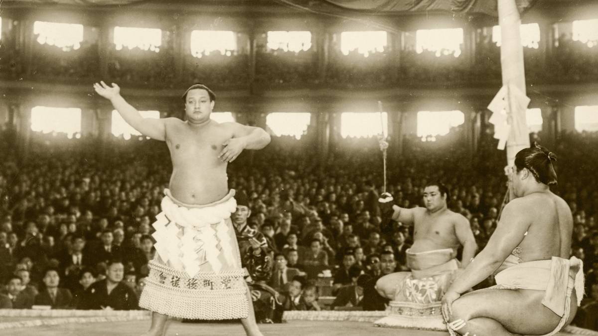 FUTABAYAMA SADAJI: Im Kampfsport lange Siegesserien hinzulegen ist eine hohe Kunst. Doch auch dem japanischen Sumoringer Sadaji gelang Unvorstellbares. Er blieb ab 1936 über drei Jahre lang in 69 aufeinander folgenden Kämpfen ungeschlagen. Der Yokozuna war auf einem Auge blind
