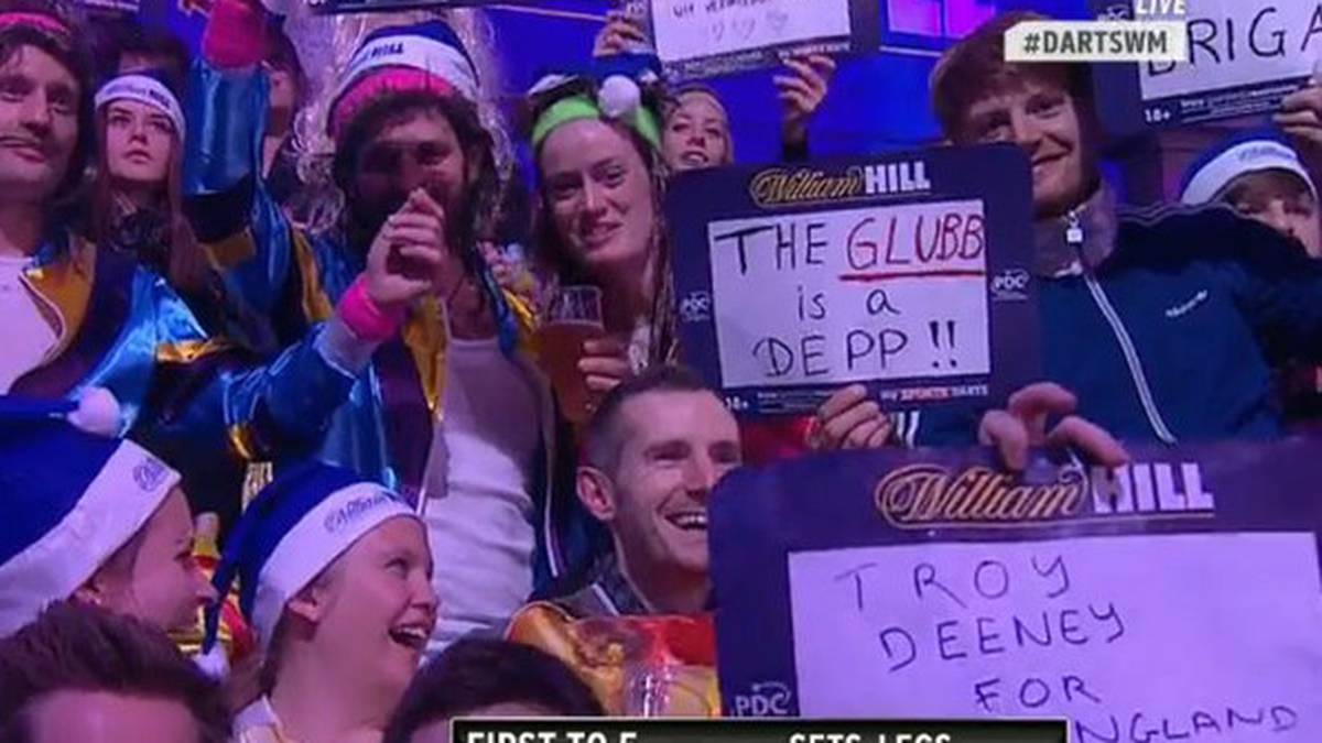 Ein weiterer Fan hat sich dagegen ein Schild geschnappt. Der Mann lässt es sich nicht nehmen, einen legendären Spruch über den 1. FC Nürnberg zu präsentieren: "Der Glubb is a Depp" 