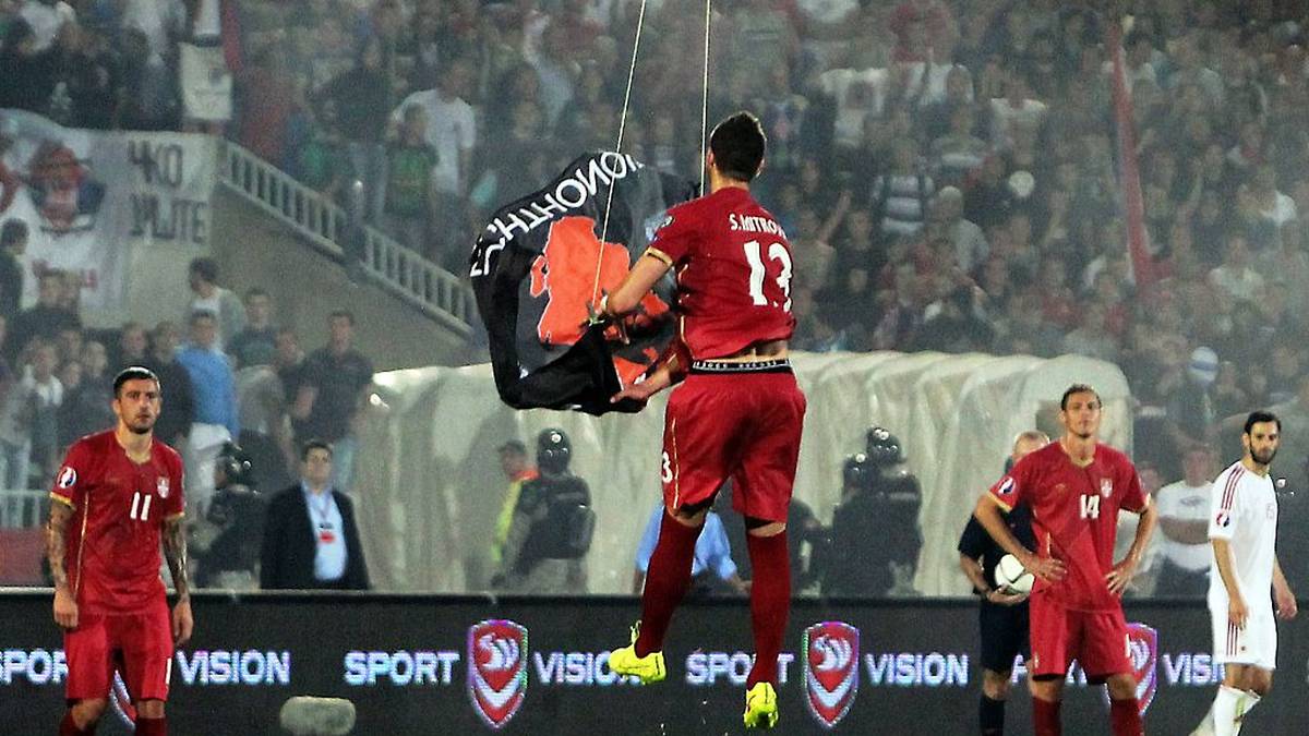 Zudem waren der Schriftzug "autochthonous" ("einheimisch"), sowie die Porträts der ehemaligen albanischen Nationalistenführer Isa Boletini und Ismail Qemali zu sehen. Qemali hatte am 28. November 1912 die albanische Unabhängigkeit ausgerufen. Dieses Datum war ebenfalls auf der Flagge