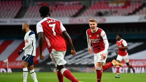 Wie die Daily Mail berichtet, prüft der FC Arsenal derzeit Optionen, um Martin Odegaard auch in der kommenden Saison in London zu behalten. 
