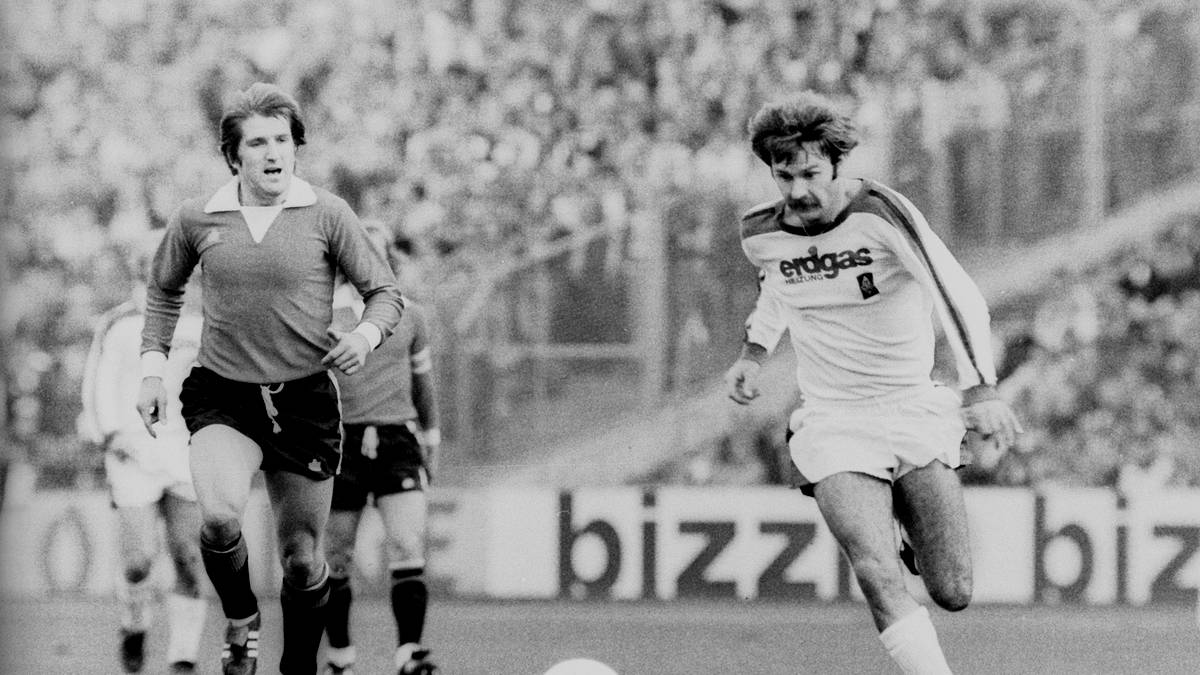 HORST KÖPPEL: Der Schwabe fand über den VfB 1968 den Weg an den Niederrhein, wo er unter Trainer Hennes Weisweiler als Teil der legendären Fohlen-Elf zum Titelsammler avancierte: Trug bei allen fünf Meisterschaften das VfL-Trikot, dabei kehrte er zwischenzeitlich von 1971 bis 1973 zum VfB zurück. In Gladbachs letzte Meistersaison erzielte der flinke und technisch starke Stürmer in 22 Spiele drei Tore