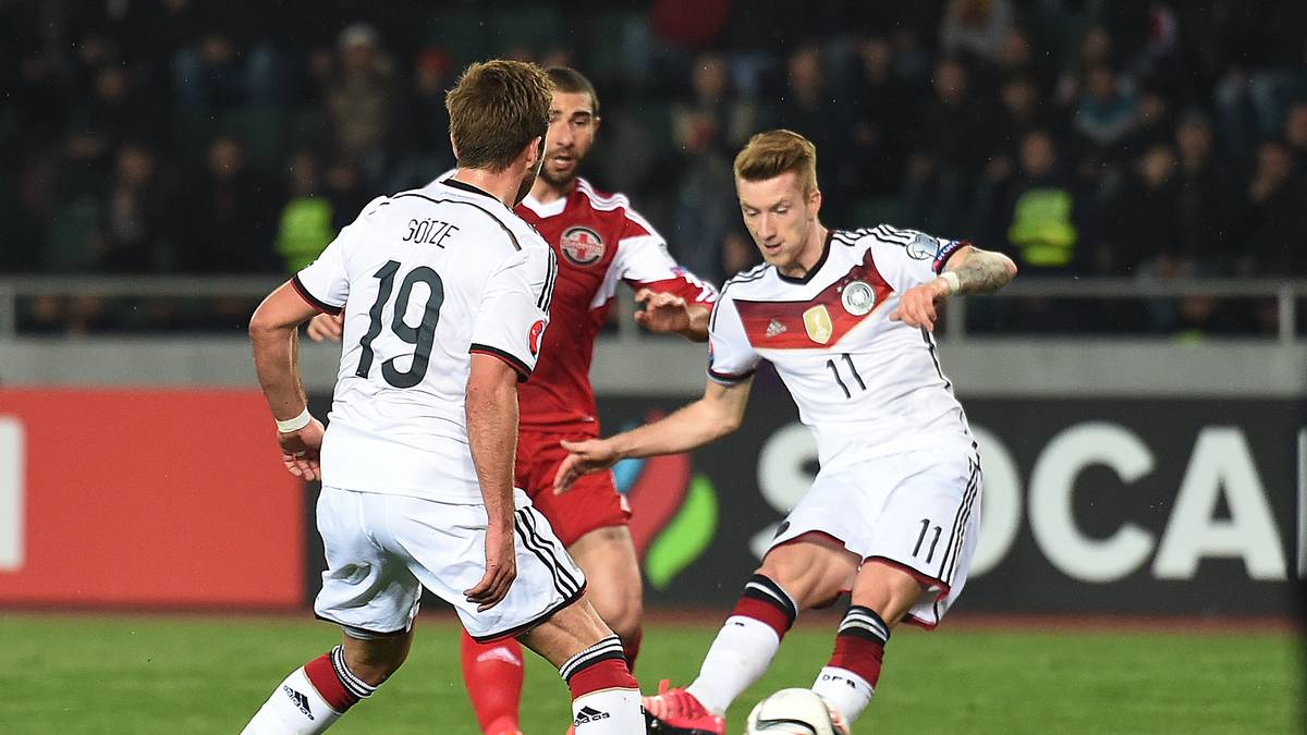 Nach 39 Minuten bricht aber Georgiens Bollwerk: Marco Reus trifft nach tollem Dribbling von Mario Götze. Wenig später erhöht Thomas Mülller nach Vorlage von Mesut Özil auf 2:0. So geht es auch in die Pause. 