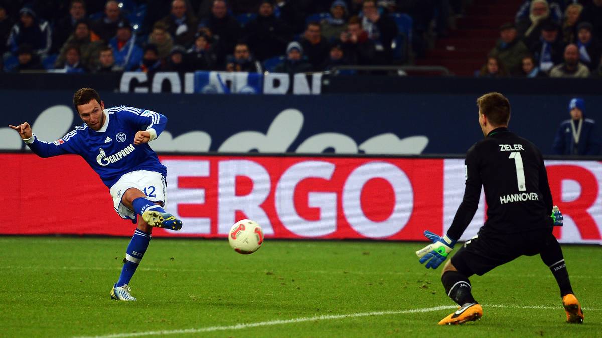 PLATZ 4 - 8 Tore, Schalke - Hannover (5:4), 2013: Genau dieses Duell zwischen den Knappen und 96 eröffnet auch die Rangliste. Insgesamt sieben Mal gibt es in der Bundesliga bereits acht Tore in einer Hälfte. Schalke schießt am 18. Januar 2013 nach 1:0-Führung daheim gegen Hannover noch den 5:4-Sieg heraus. Hannover gleicht zwischenzeitlich zum 2:2 aus, kann den Knappen nach deren 4:2 und 5:3 aber nun noch hinterherrennen. Szabolcs Huszti trifft doppelt für 96, Lewis Holtby gelingt mit dem fünften Tor für Schalke letztlich der entscheidende Treffer