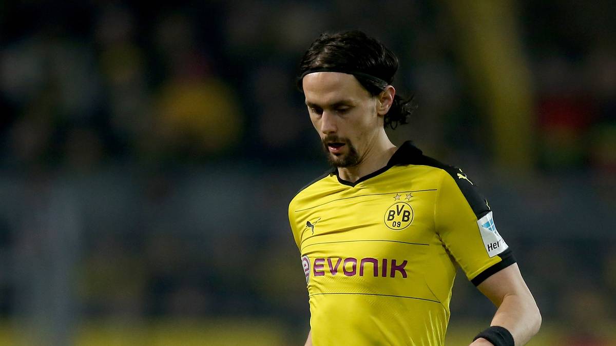 Es gibt diverse Interessenten aus der Bundesliga (Köln, Bremen), aber auch aus der Premier League. Ein Deal mit dem FC Middlesbrough soll vor dem Abschluss stehen, ist aber nach SPORT1-Informationen noch nicht fixiert: Die Arbeitserlaubnis steht als Hürde im Weg. Die zu erwartende Ablöse - um die zehn Millionen dürften realistisch sein - würde Dortmund weiteren Spielraum für Investitionen geben