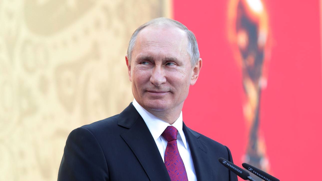 Putin schickt WM-Pokal auf Reisen