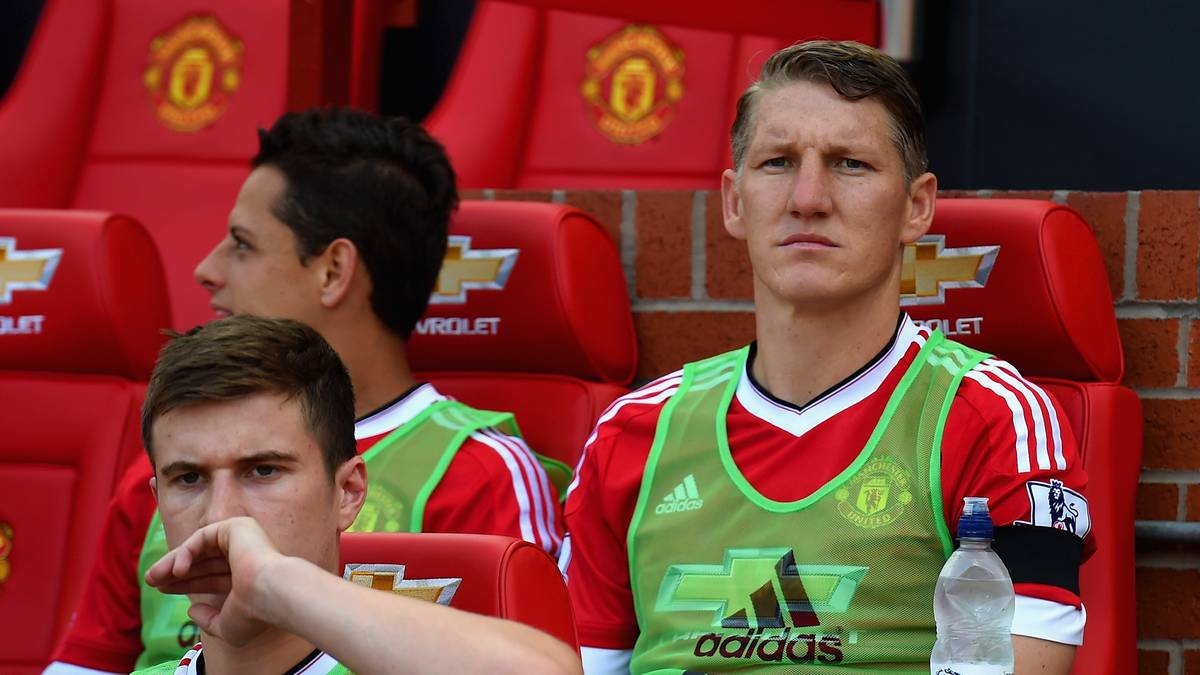 Und so sitzt Schweinsteiger im Old Trafford dann auch tatsächlich zunächst auf der Bank
