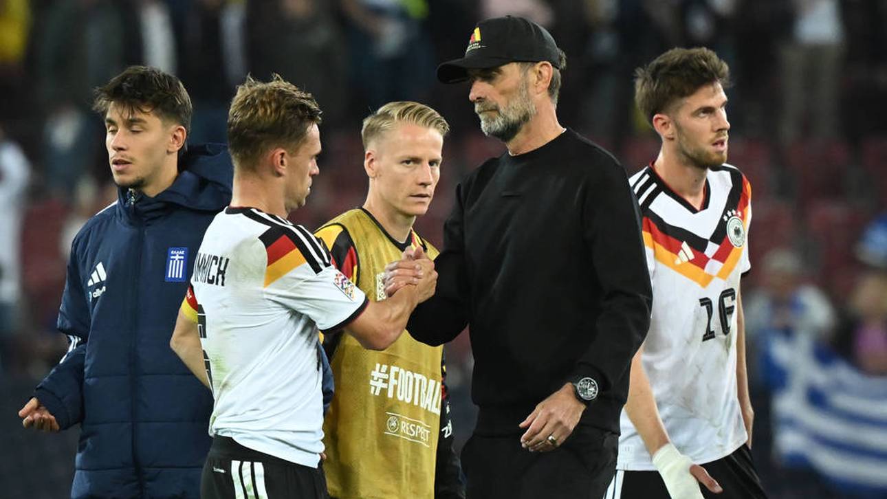 Jürgen Klopp klatscht mit Joshua Kimmich ab