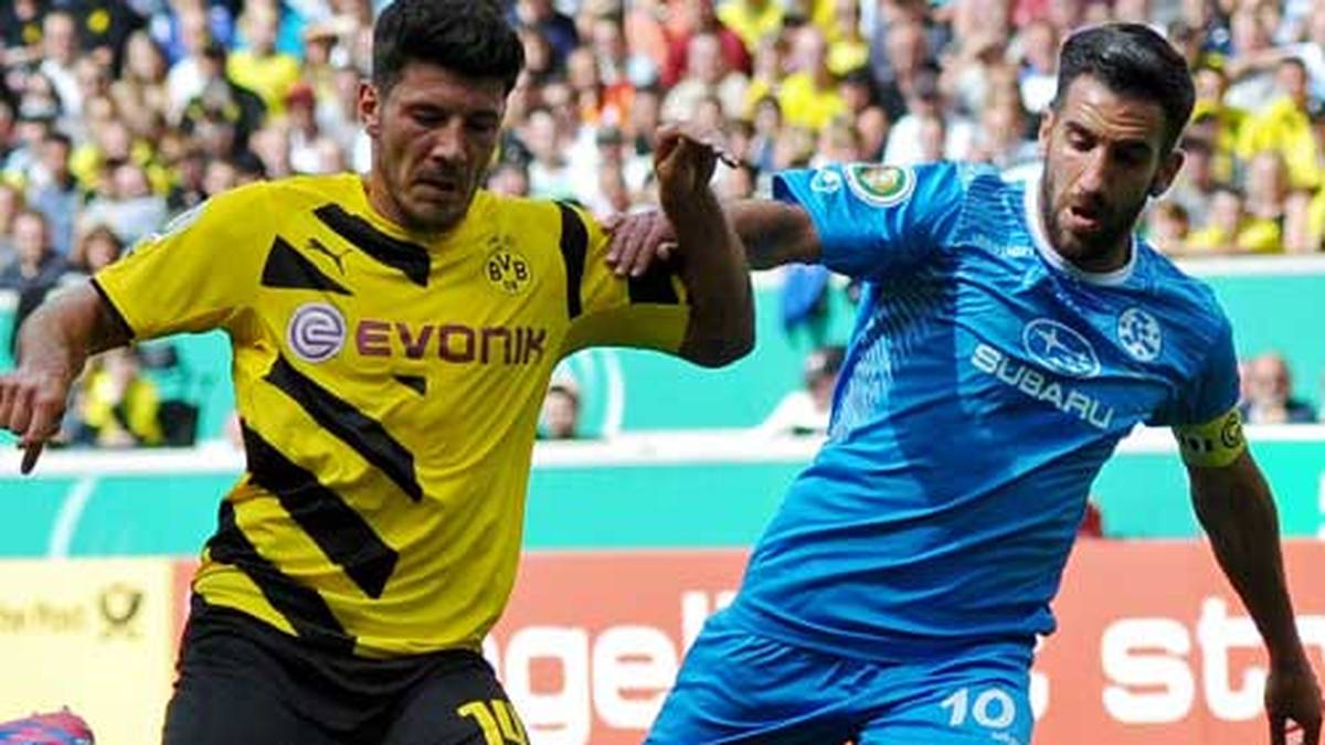 Dortmunds Milos Jojic (l.) liefrt sich packende Zweikämpfe mit Vincenzo Marchese von den Stuttgarter Kickers