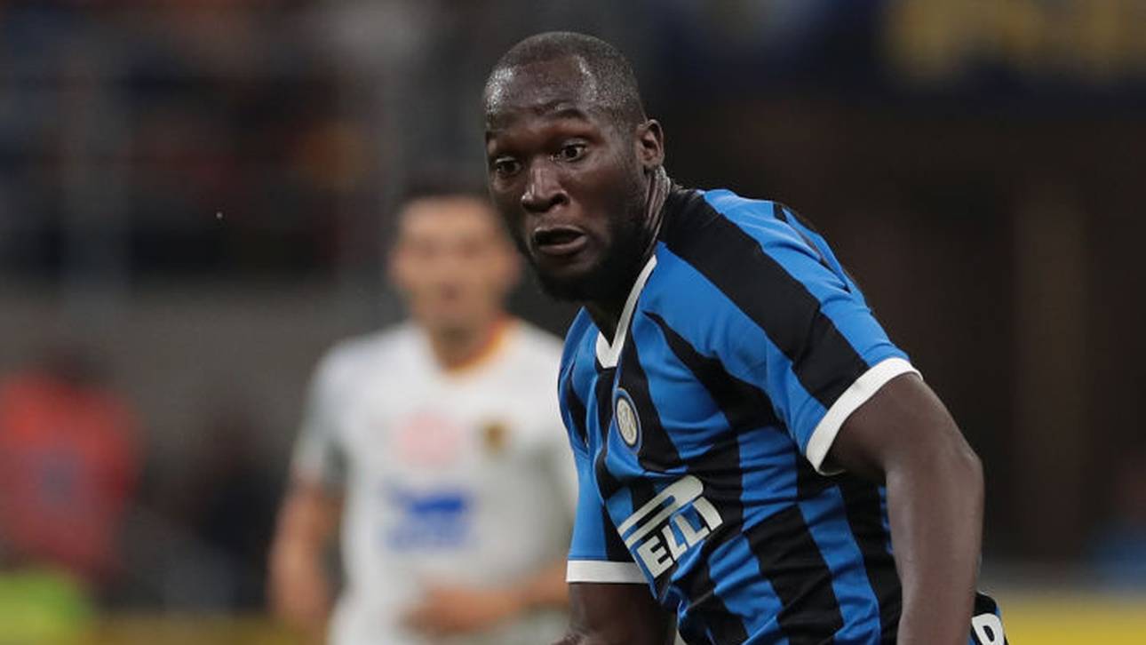 Inter-Fans fallen Lukaku in Rücken