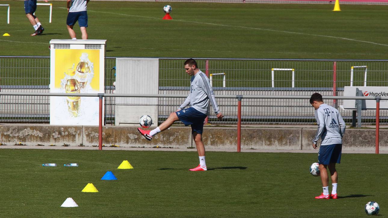 Niklas Süle (M.) arbeitete auf dem Platz weiter an seinem Comeback