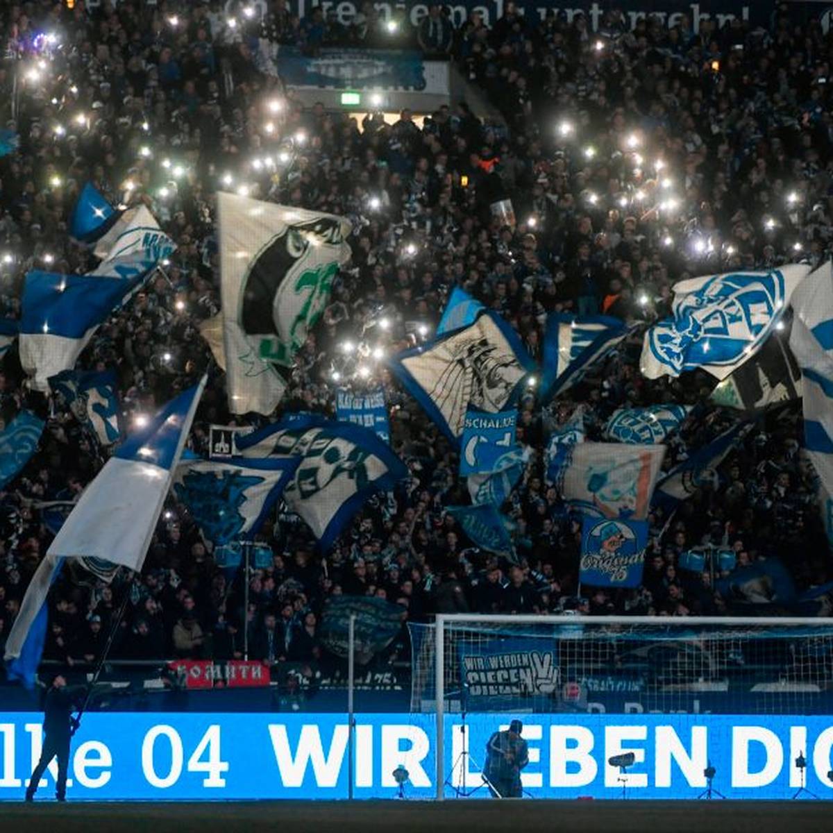 Fc Schalke 04 Ausgliederung Spaltet Den Verein Und Die Fans