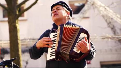 Jens Peter Brose ist normalerweise Busfahrer des FC St. Pauli. In der Corona-Krise macht er mit einer besonderen Aktion Senioren eine Freude.