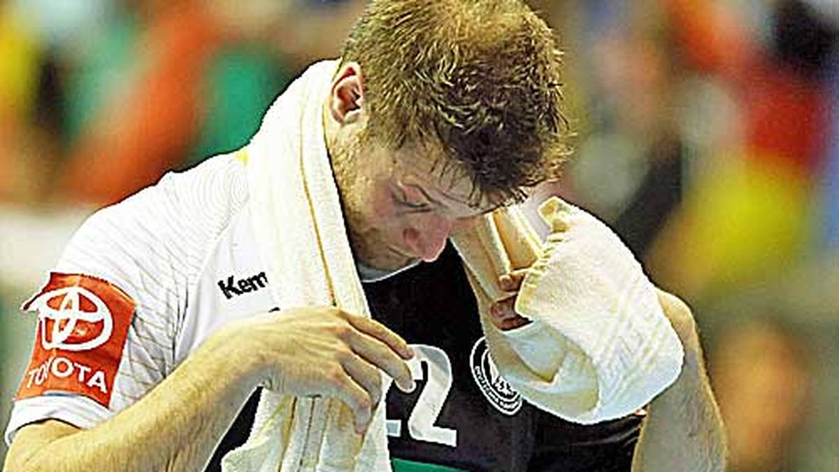 Kein anderer Profi polarisiert den deutschen Handball so wie Michael "Mimi" Kraus. 2007 führt er Deutschland zum Weltmeistertitel. Doch anschließend geht es meist bergab. Im Sommer 2014 wird bekannt, dass er drei Mal gegen Meldepflichten der Anti-Doping-Jäger verstoßen haben soll - schließlich wird er von den Vorwürfen freigesprochen. SPORT1 zeigt seine Karriere in Bildern