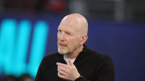 Matthias Sammer hat sich zur öffentlichen Kritik der Bayern-Verantwortlichen gegenüber eigener Spieler geäußert und dabei kritische Worte verloren.