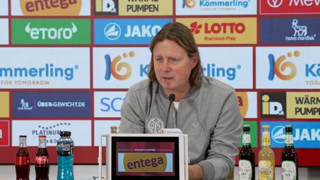 Bei der 0:1-Niederlage gegen Craiova zeigte Mainz wieder eine schwache Offensivleistung. Entsprechend groß ist der Unmut der Fans. Trainer Bo Henriksen spielt dabei gerne den Sündenbock und stellt sich vor die Mannschaft.