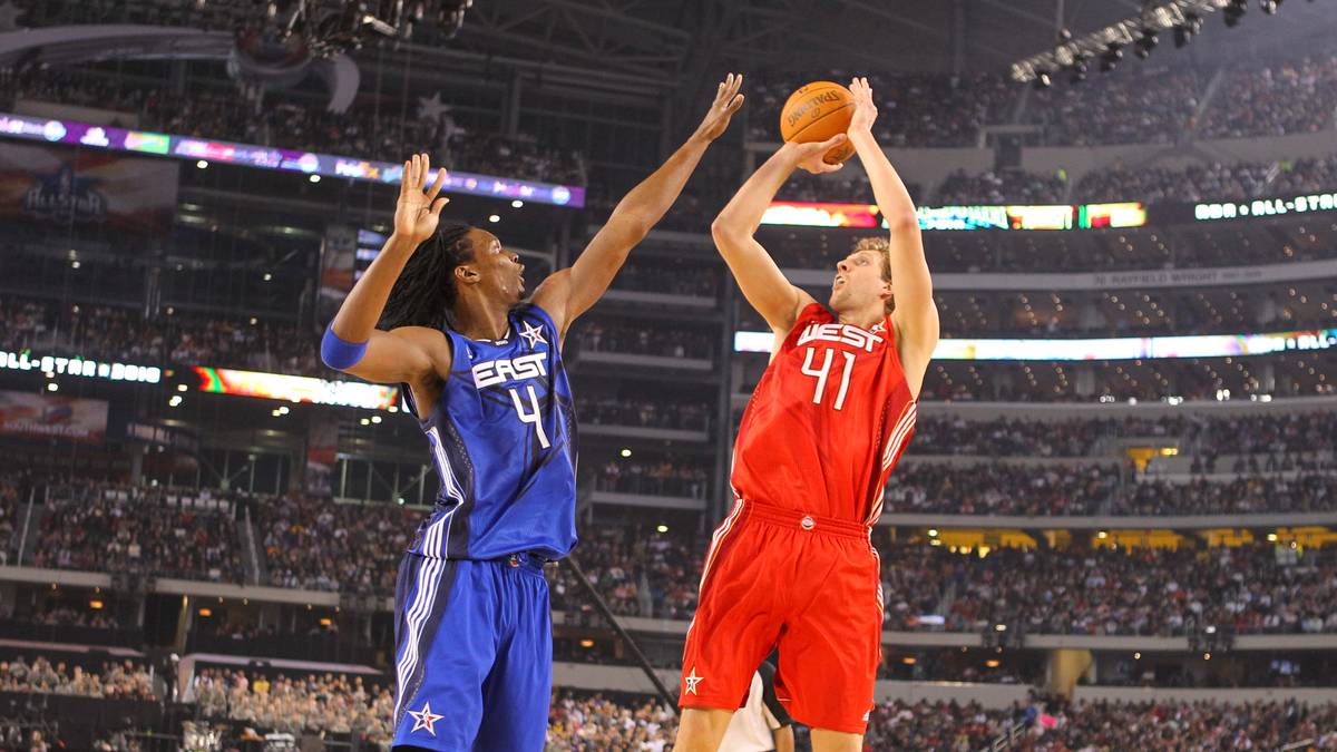 Er ersetzt vor heimischer Kulisse den angeschlagenen Kobe Bryant und markiert 22 Zähler