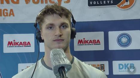 Linus Weber ist eine der festen Säulen im Spiel des VfB Friedrichshafen. Doch nicht immer wurde er wohlwollend betrachtet. Nach dem Sieg gegen Berlin setzt er eine kleine Spitze gegen seine Kritiker.