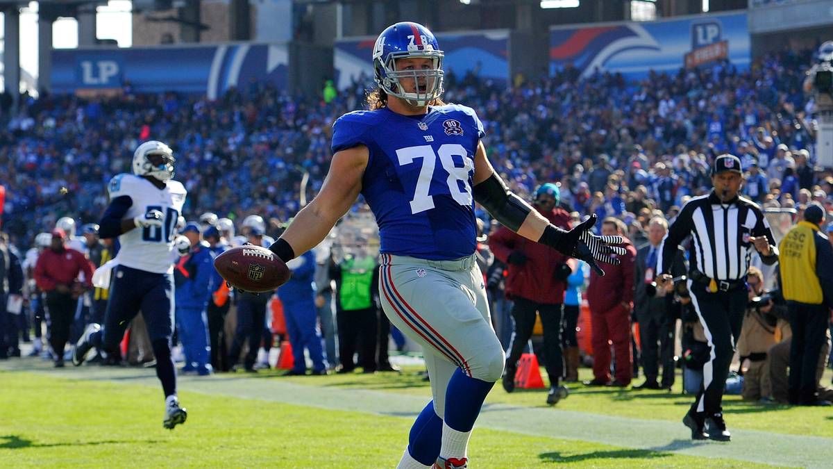 Der Defensive Tackle war 2014 der erste Deutsche überhaupt, der einen Touchdown in der NFL erlief. Kuhn spielte insgesamt vier Jahre für die New York Giants und verdiente dabei 2,2 Millionen Dollar. Sein "Rekordverdienst" stammt aus dem Jahr 2015 mit 731.000 Dollar