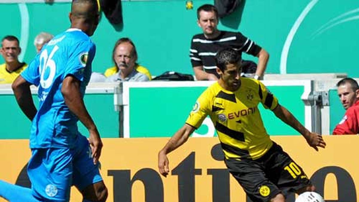 Henrikh Mkhitaryan (r.) nimmt ordentlich Maß und schlägt eine Flanke maßgenau in die Mitte, der Stuttgarter Royal-Dominique Fennell kann den BVB-Star nicht daran hindern